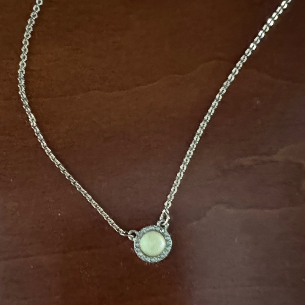 Chic Gold Necklace with Cream Accent